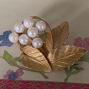 Beautiful Vintage 7 Genuine Pearl Floral 12k GF Leafs Bouquet Style Brooch Pin.